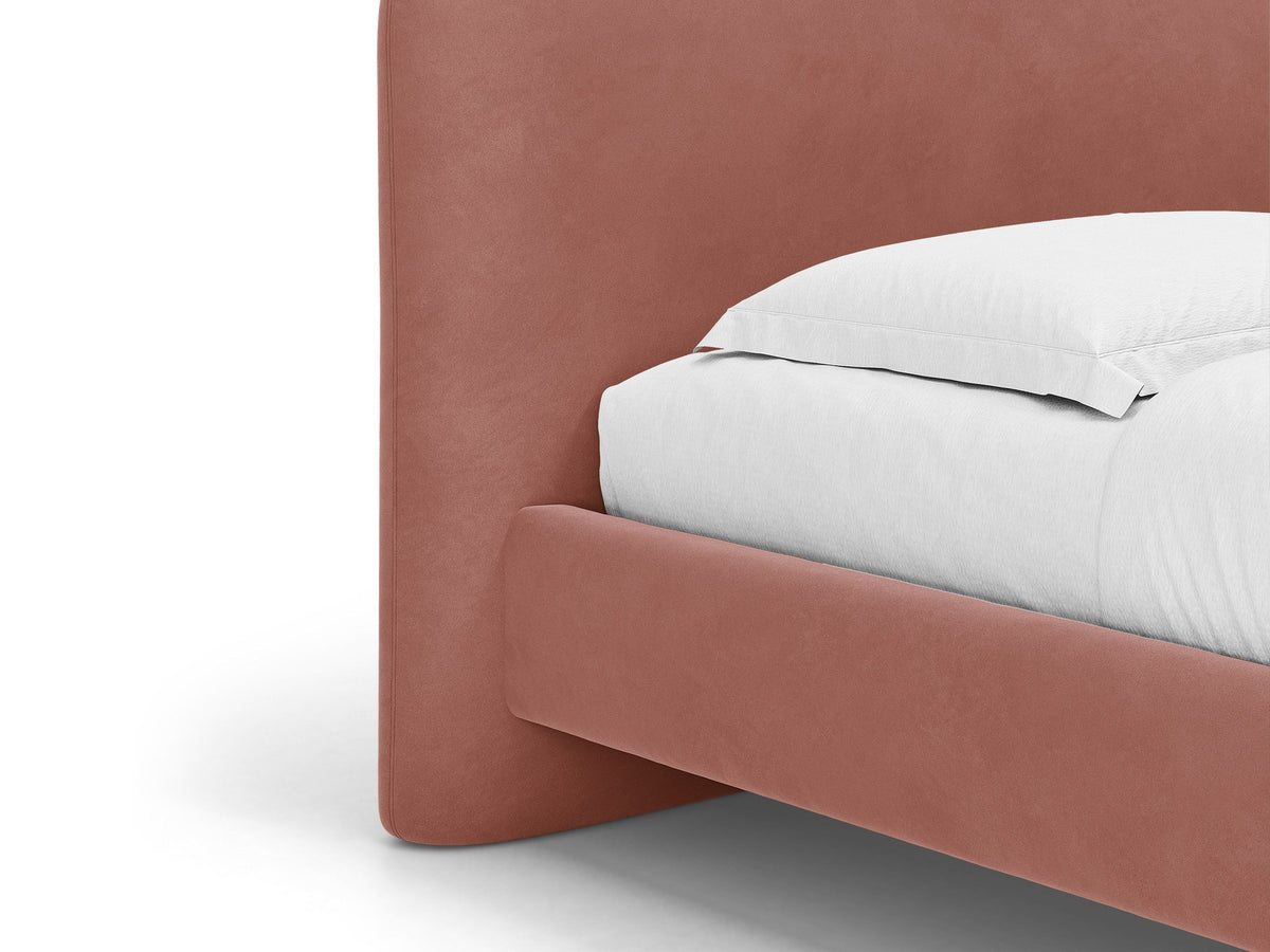 Foto des Vera Betts mit gepolstertem, abgerundetem Kopfteil in leichtem Beige, Chenille-Stoff und gepolsterten Holzbeinen.