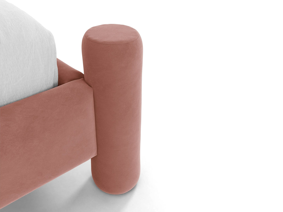 Foto des Vera Betts mit gepolstertem, abgerundetem Kopfteil in leichtem Beige, Chenille-Stoff und gepolsterten Holzbeinen.