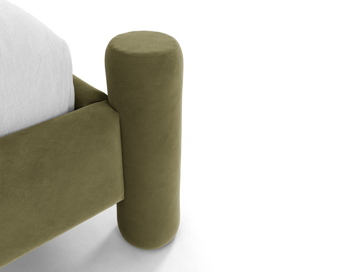 Foto des Vera Betts mit gepolstertem, abgerundetem Kopfteil in leichtem Beige, Chenille-Stoff und gepolsterten Holzbeinen.