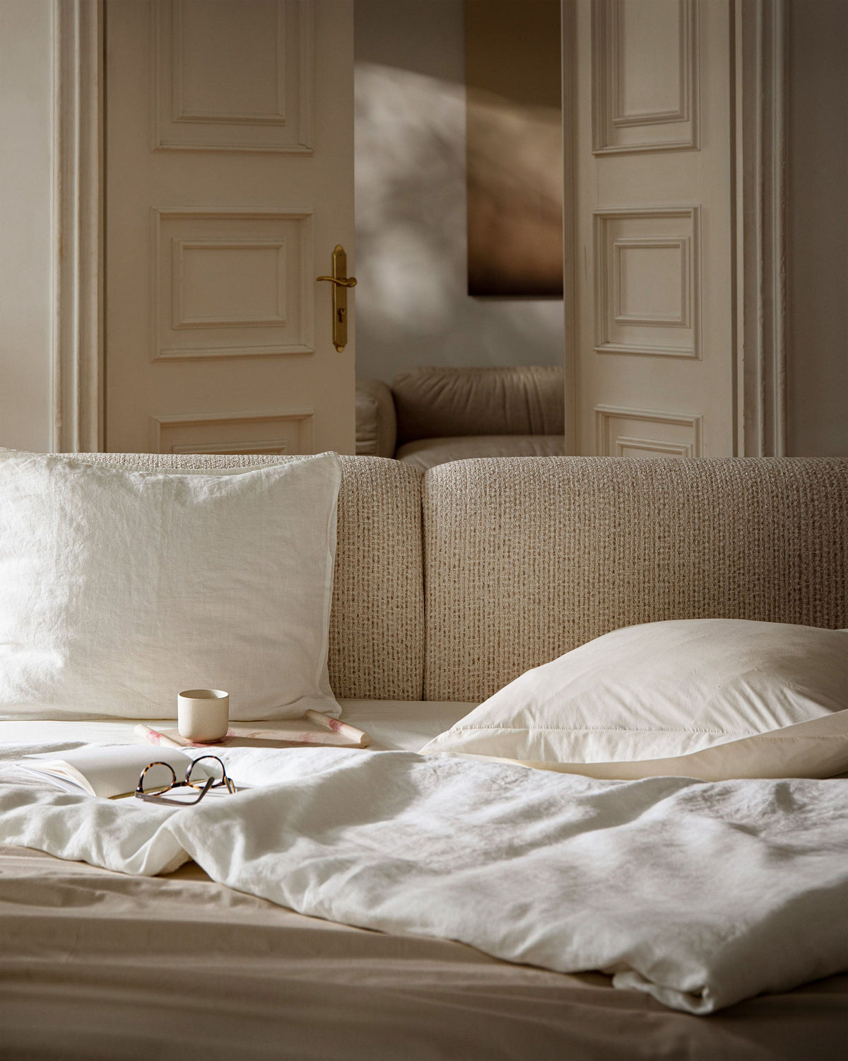 Stauraumbett Solange von Micadoni mit gepolstertem Kopfteil aus Samtstoff, Metallrahmen mit Sperrholzlatten und schwarzen Kunststoffbeinen, Bettkasten frontseitig zu öffnen.