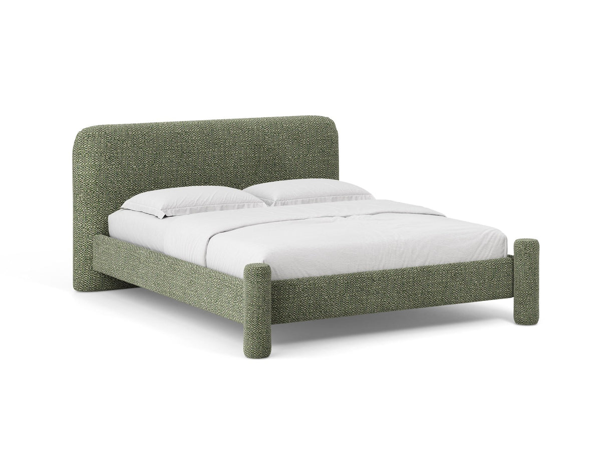 Foto des Vera Betts mit gepolstertem, abgerundetem Kopfteil in leichtem Beige, Chenille-Stoff und gepolsterten Holzbeinen.