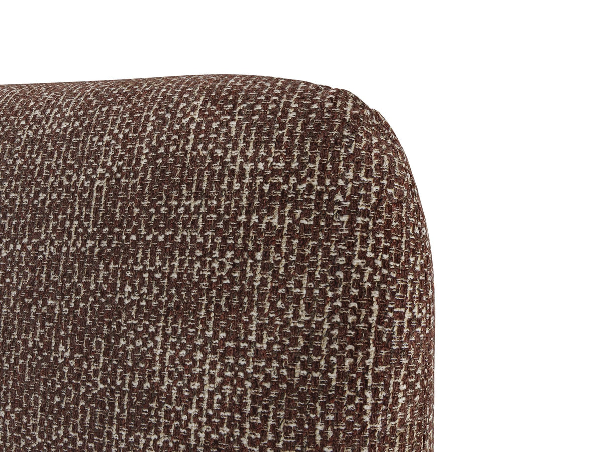 Foto des Vera Betts mit gepolstertem, abgerundetem Kopfteil in leichtem Beige, Chenille-Stoff und gepolsterten Holzbeinen.
