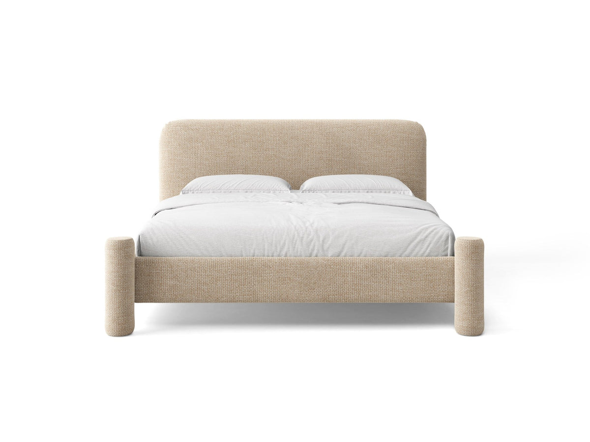 Foto des Vera Betts mit gepolstertem, abgerundetem Kopfteil in leichtem Beige, Chenille-Stoff und gepolsterten Holzbeinen.