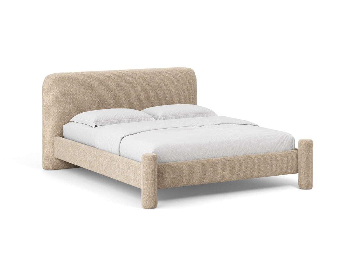 Foto des Vera Betts mit gepolstertem, abgerundetem Kopfteil in leichtem Beige, Chenille-Stoff und gepolsterten Holzbeinen.