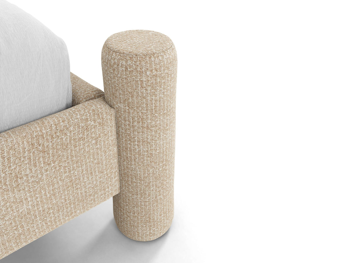 Foto des Vera Betts mit gepolstertem, abgerundetem Kopfteil in leichtem Beige, Chenille-Stoff und gepolsterten Holzbeinen.