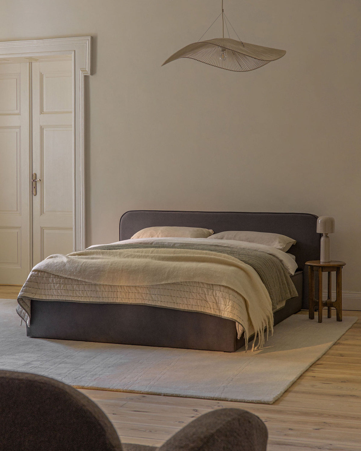Elizabeth Bett mit Stauraum und Headboard 140cm in Anthracite-Monet präsentiert im Onlineshop von KAQTU Design AG. Bett ist von Micadoni