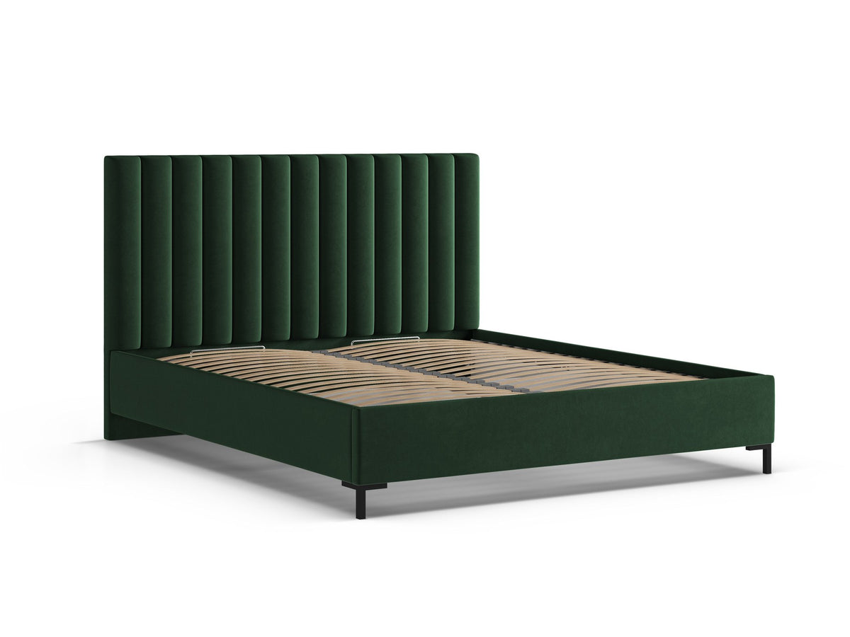 Flaschengrünes Stauraumbett von Micadoni mit gepolstertem Kopfteil, schwarzen Metallbeinen und Bettkasten aus Bouclé-Stoff im Schlafzimmer.