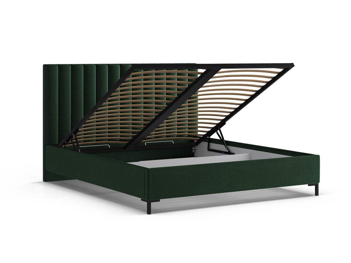 Flaschengrünes Stauraumbett von Micadoni mit gepolstertem Kopfteil, schwarzen Metallbeinen und Bettkasten aus Bouclé-Stoff im Schlafzimmer.