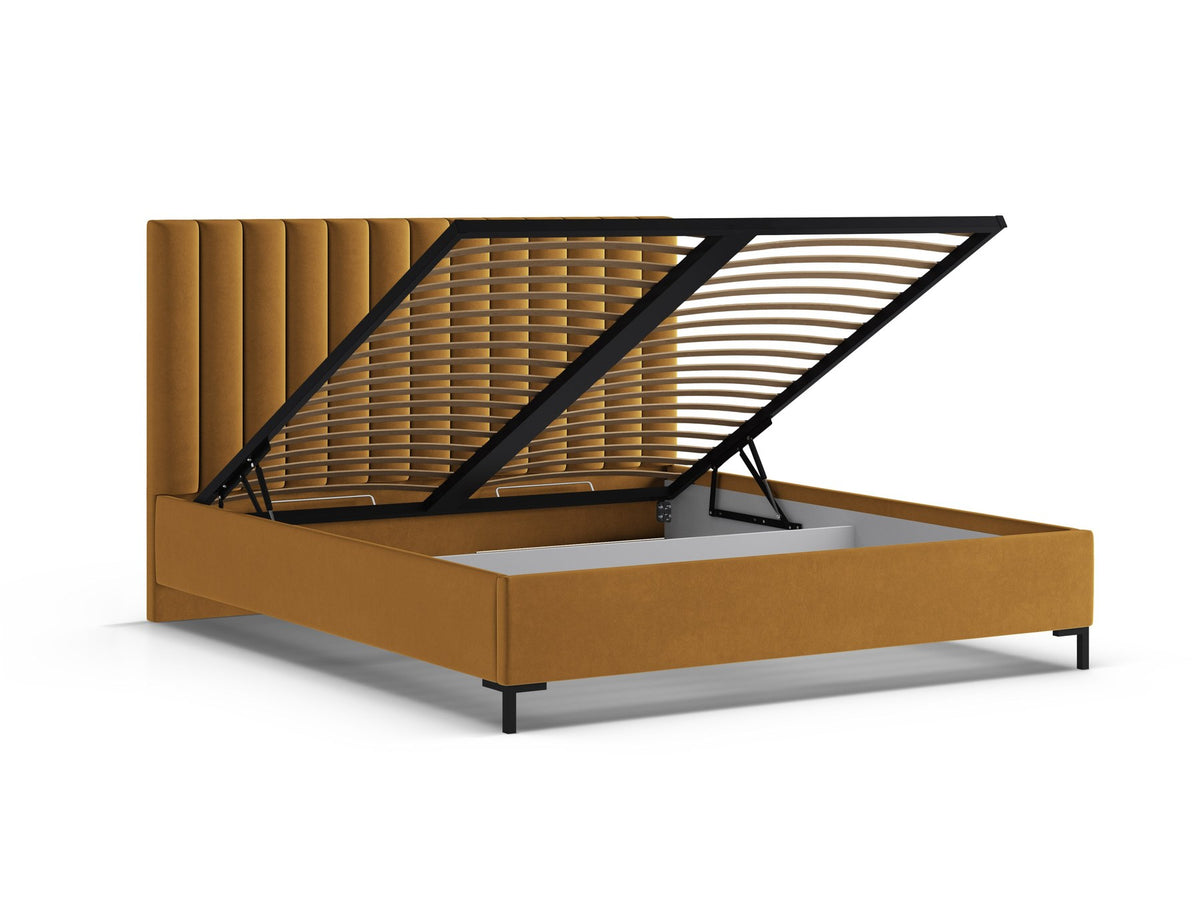Flaschengrünes Stauraumbett von Micadoni mit gepolstertem Kopfteil, schwarzen Metallbeinen und Bettkasten aus Bouclé-Stoff im Schlafzimmer.