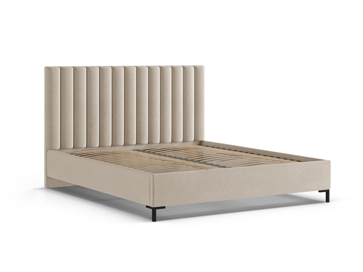 Flaschengrünes Stauraumbett von Micadoni mit gepolstertem Kopfteil, schwarzen Metallbeinen und Bettkasten aus Bouclé-Stoff im Schlafzimmer.