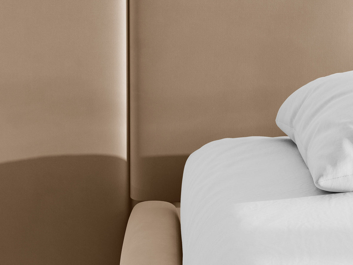 Saga Stauraumbett mit Kopfteil in Mandel beige, Bezug aus Magic Velvet Stoff, schwarze Kunststoffbeine, Bettkasten mit Gas-Lift-Mechanismus sichtbar.