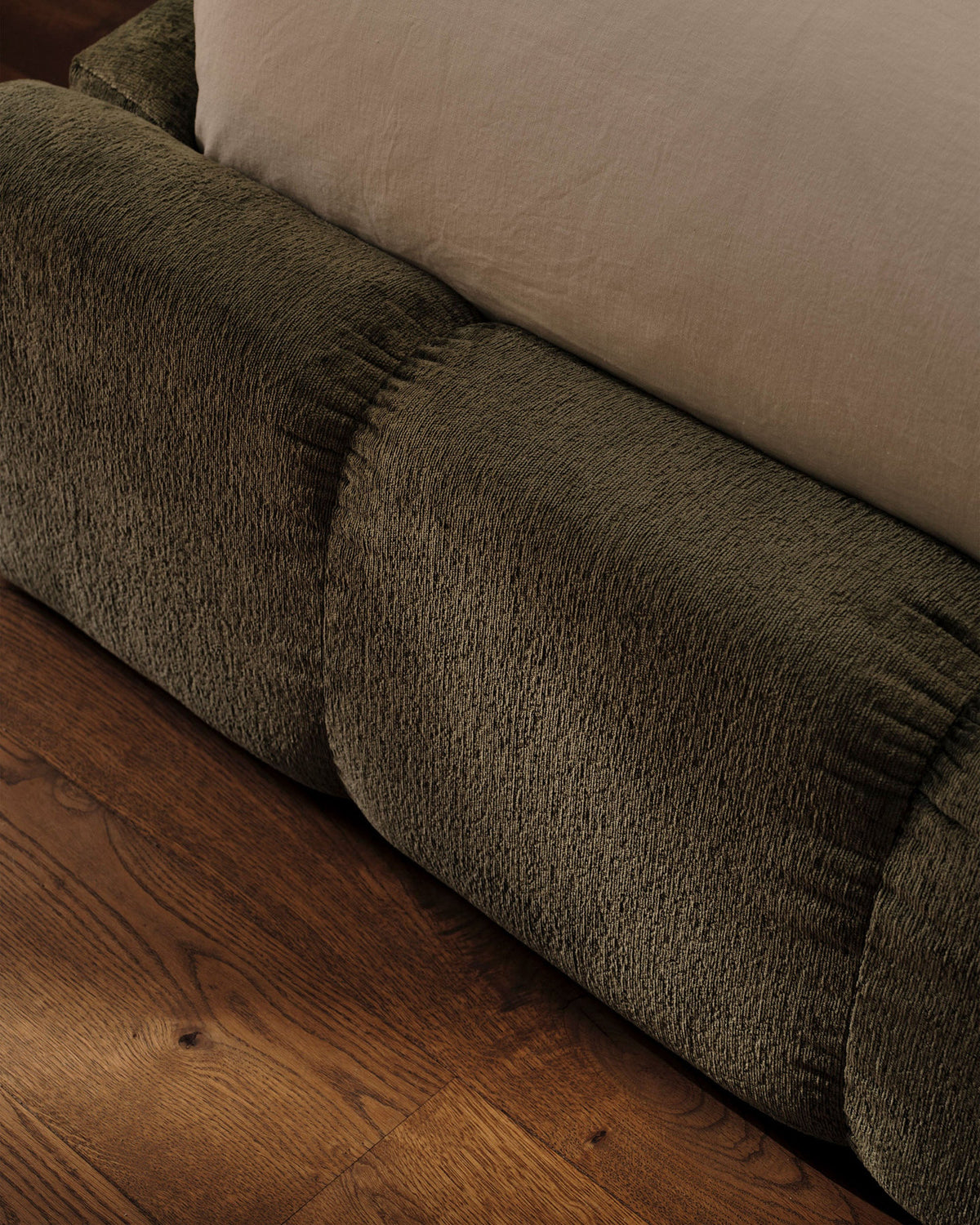 Lupine Bett mit Stauraum und Headboard 160cm in Green-Moly präsentiert im Onlineshop von KAQTU Design AG. Bett ist von Micadoni