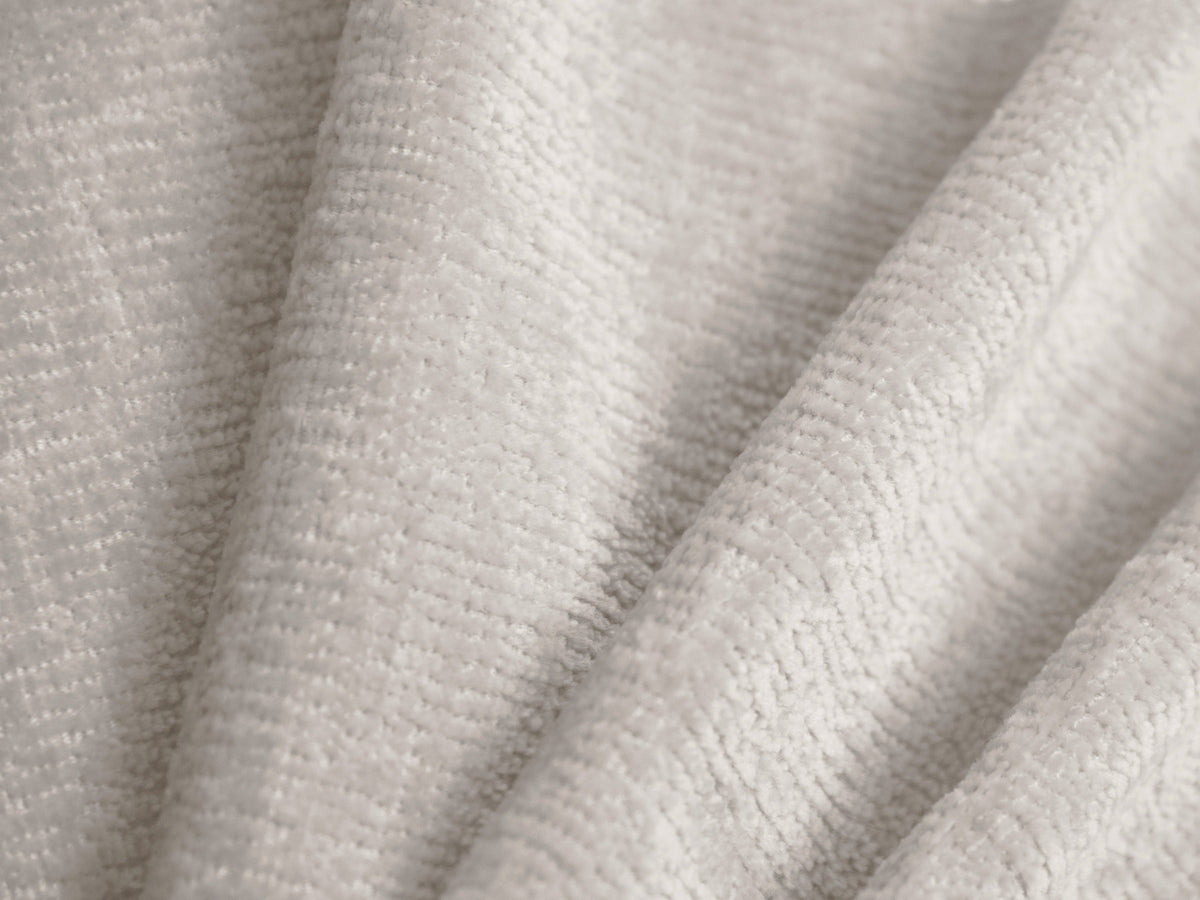 Polsterbett Solange von Micadoni in Light Grey-Magic Velvet, mit gestepptem Kopfteil, Bettkasten und schwarzen Kunststoffbeinen, Grösse 160x200 cm.