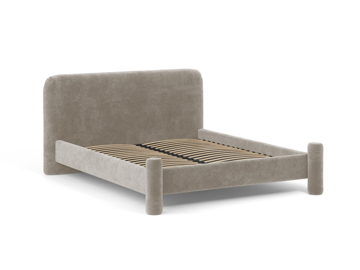Polstergestell des Vera Betts mit abgerundetem Kopfteil in Chenille-Stoff Perfect Harmony, hellbeige, mit gepolsterten Holzbeinen.