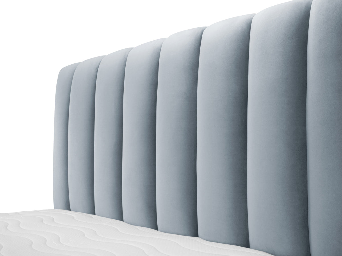 Kelp Bett mit Stauraum und Headboard 160cm in Light Blue-Bluvel präsentiert im Onlineshop von KAQTU Design AG. Bett ist von Micadoni