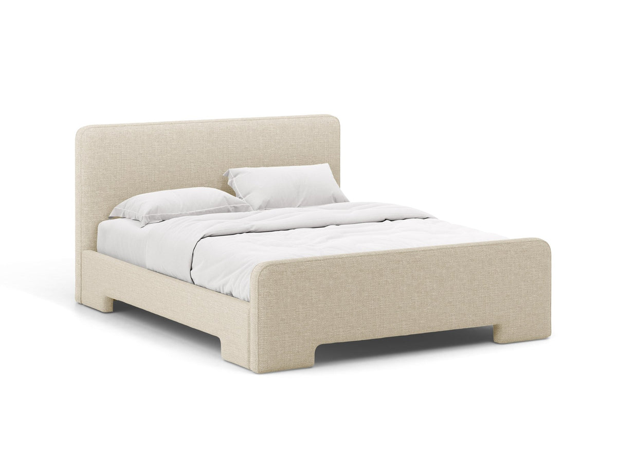 Gepolstertes Eda Bett mit Kopfteil in Beige, Stoffbezug Bjorn, schwarze Kunststoffbeine, schmaler Rahmen, Frontalansicht im Schlafzimmer.