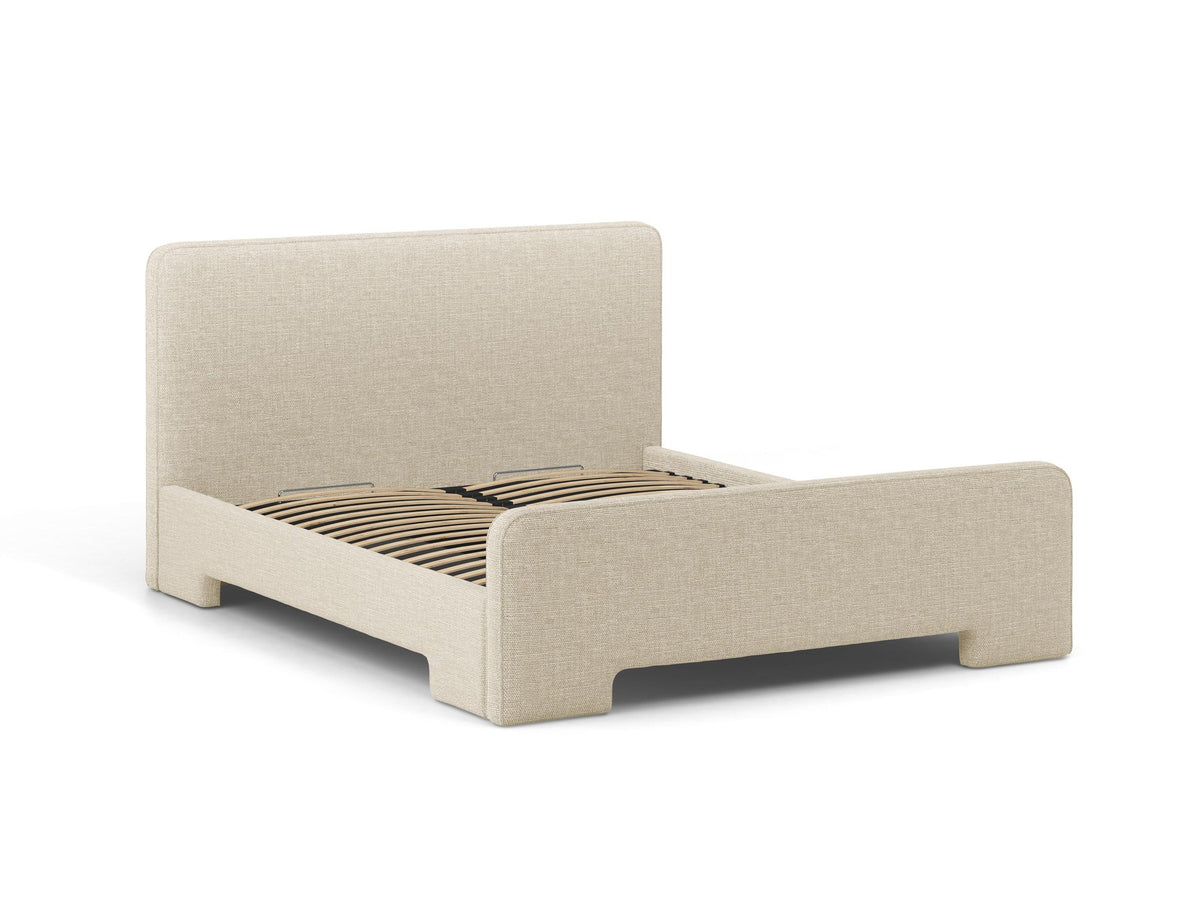 Gepolstertes Eda Bett mit Kopfteil in Beige, Stoffbezug Bjorn, schwarze Kunststoffbeine, schmaler Rahmen, Frontalansicht im Schlafzimmer.