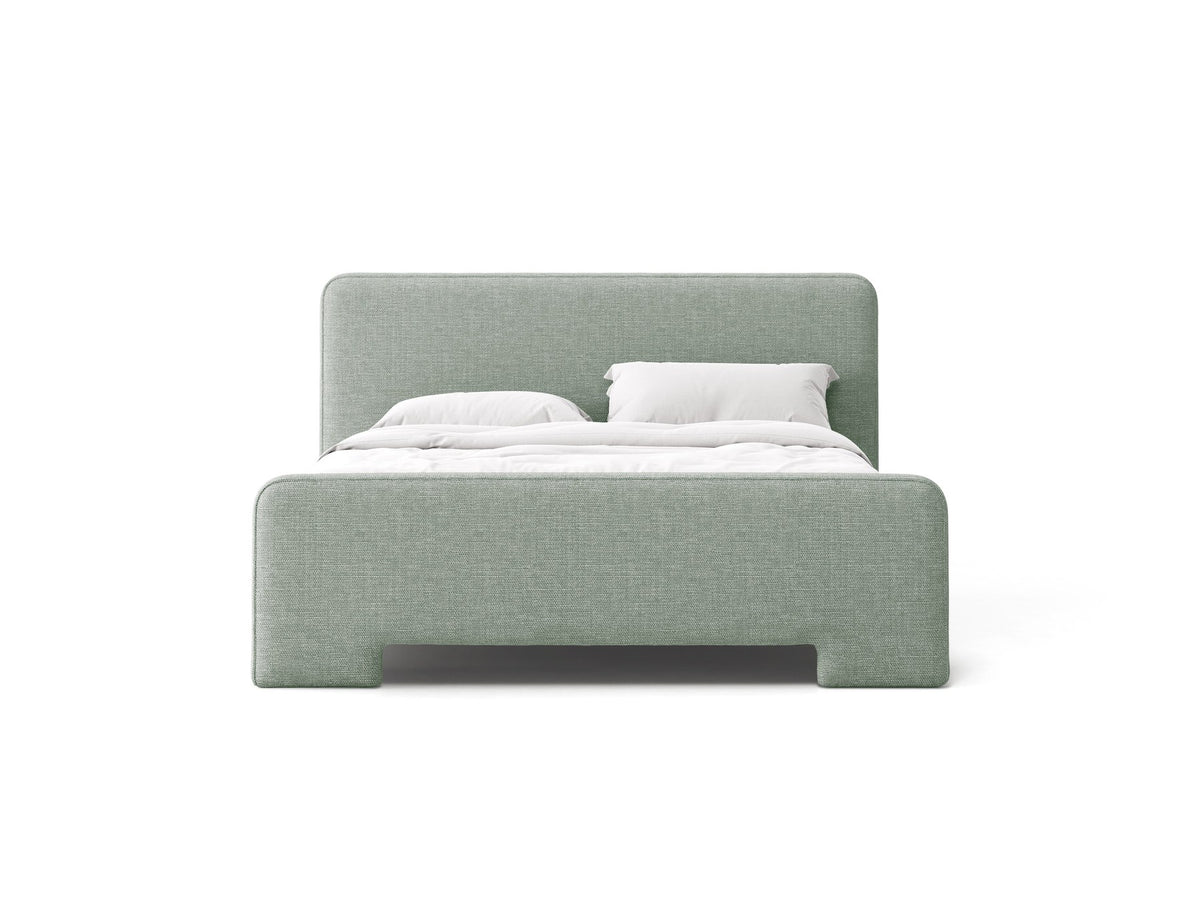 Gepolstertes Eda Bett mit Kopfteil in Beige, Stoffbezug Bjorn, schwarze Kunststoffbeine, schmaler Rahmen, Frontalansicht im Schlafzimmer.