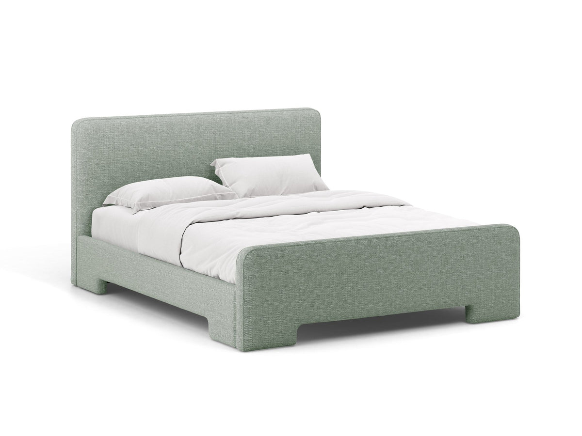 Gepolstertes Eda Bett mit Kopfteil in Beige, Stoffbezug Bjorn, schwarze Kunststoffbeine, schmaler Rahmen, Frontalansicht im Schlafzimmer.