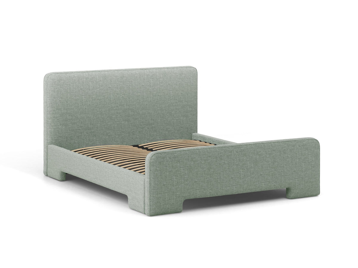 Gepolstertes Eda Bett mit Kopfteil in Beige, Stoffbezug Bjorn, schwarze Kunststoffbeine, schmaler Rahmen, Frontalansicht im Schlafzimmer.