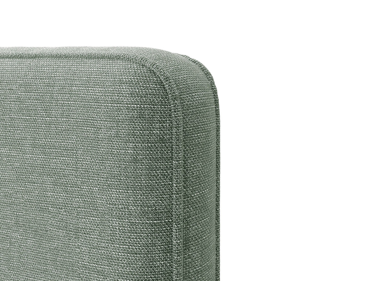 Gepolstertes Eda Bett mit Kopfteil in Beige, Stoffbezug Bjorn, schwarze Kunststoffbeine, schmaler Rahmen, Frontalansicht im Schlafzimmer.