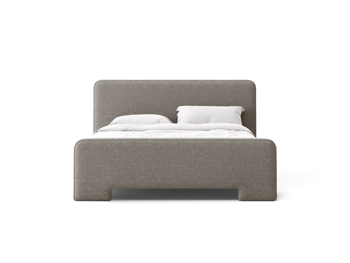 Gepolstertes Eda Bett mit Kopfteil in Beige, Stoffbezug Bjorn, schwarze Kunststoffbeine, schmaler Rahmen, Frontalansicht im Schlafzimmer.