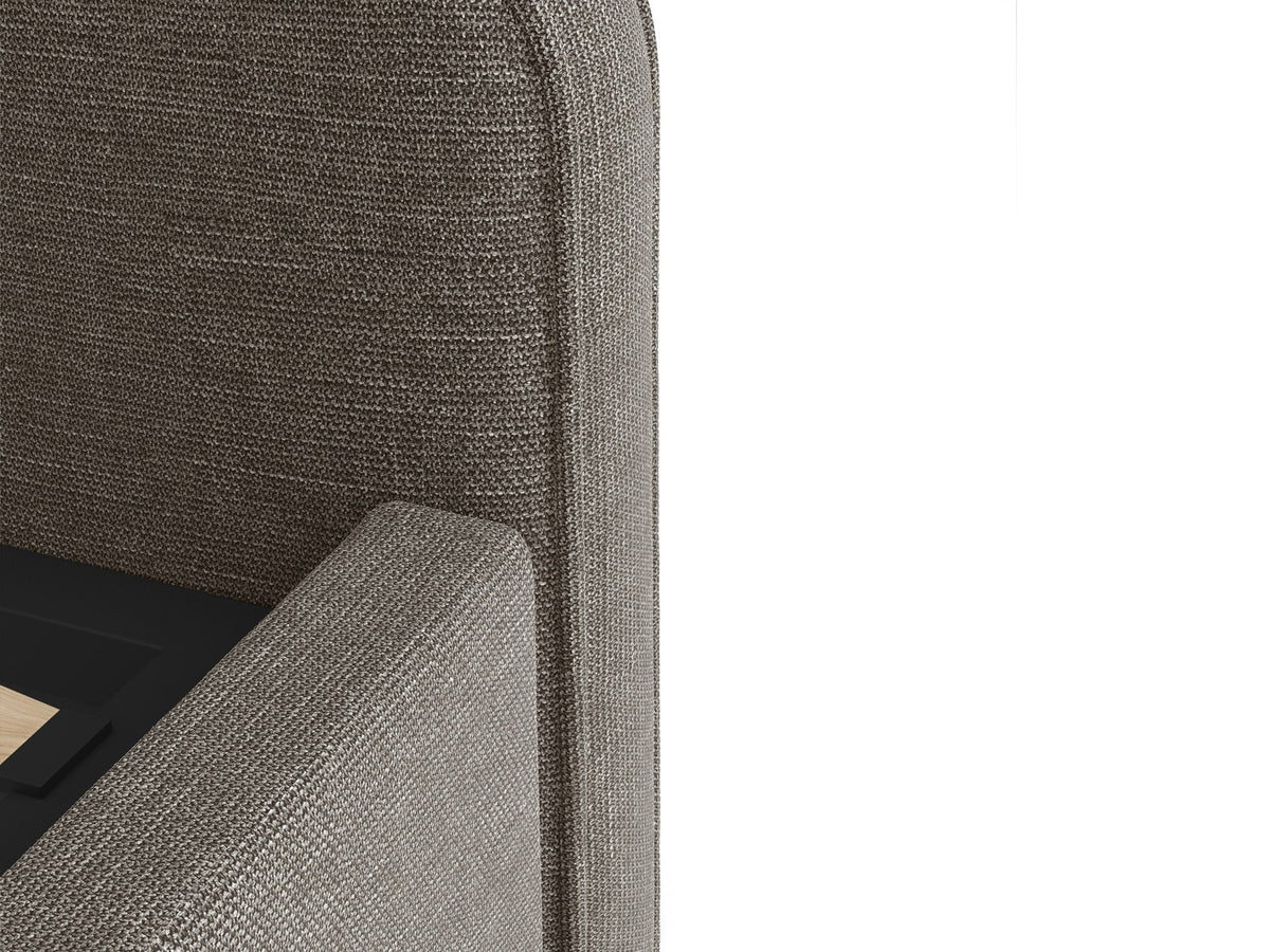 Gepolstertes Eda Bett mit Kopfteil in Beige, Stoffbezug Bjorn, schwarze Kunststoffbeine, schmaler Rahmen, Frontalansicht im Schlafzimmer.