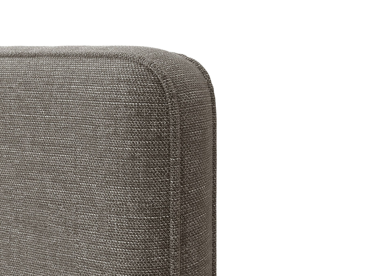 Gepolstertes Eda Bett mit Kopfteil in Beige, Stoffbezug Bjorn, schwarze Kunststoffbeine, schmaler Rahmen, Frontalansicht im Schlafzimmer.