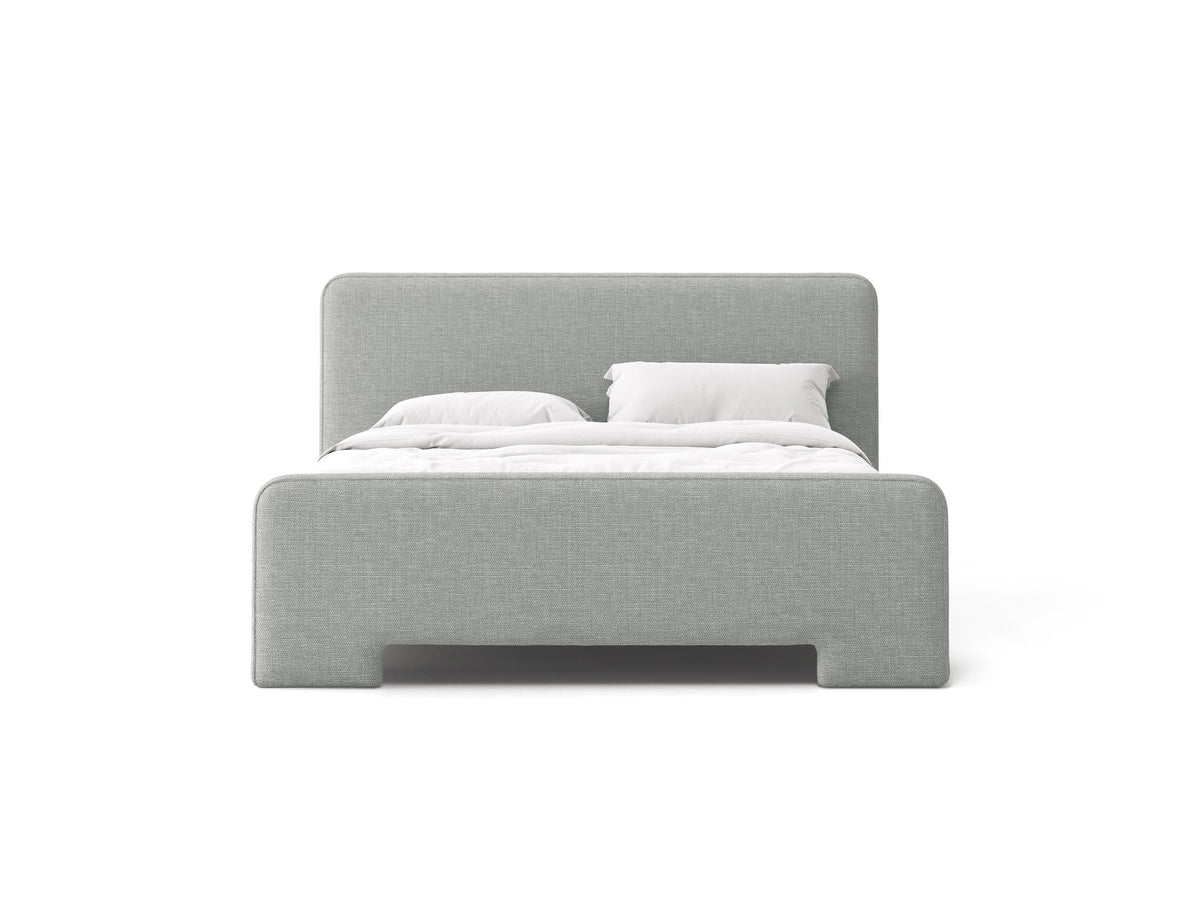 Gepolstertes Eda Bett mit Kopfteil in Beige, Stoffbezug Bjorn, schwarze Kunststoffbeine, schmaler Rahmen, Frontalansicht im Schlafzimmer.