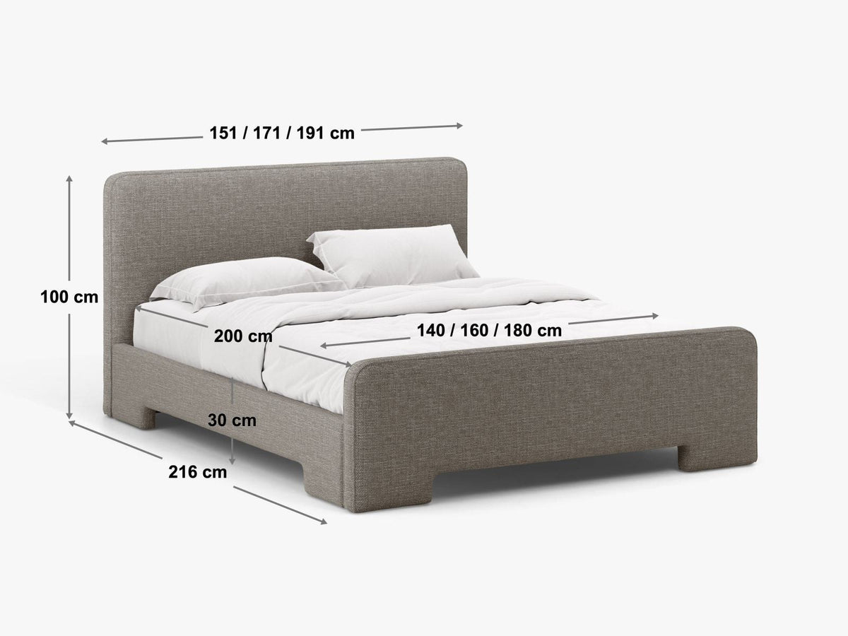 Gepolstertes Eda Bett mit Kopfteil in Beige, Stoffbezug Bjorn, schwarze Kunststoffbeine, schmaler Rahmen, Frontalansicht im Schlafzimmer.