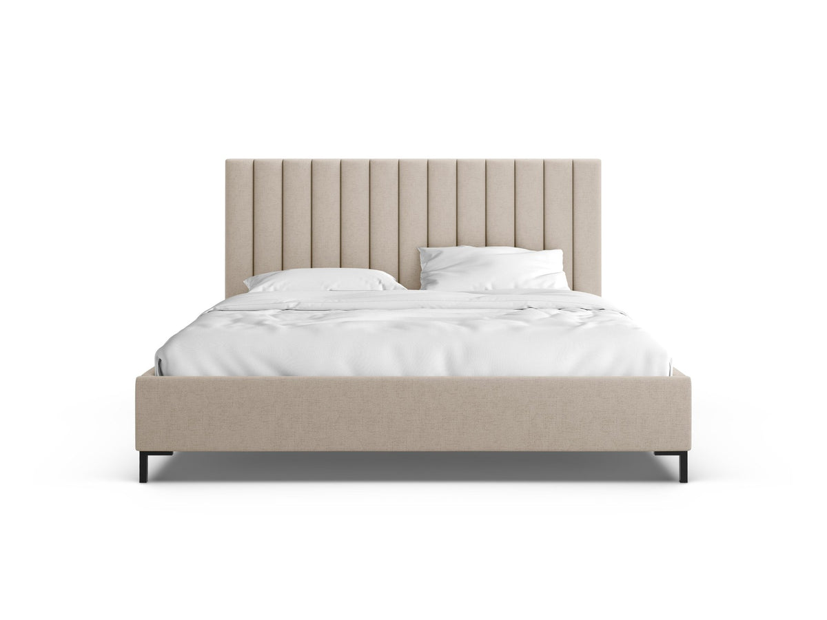 Flaschengrünes Boucle-Bett mit Stauraumkasten, gepolstertem Kopfteil und schwarzen Metallbeinen, Frontalansicht im Schlafzimmer.