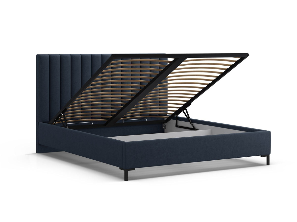 Flaschengrünes Boucle-Bett mit Stauraumkasten, gepolstertem Kopfteil und schwarzen Metallbeinen, Frontalansicht im Schlafzimmer.