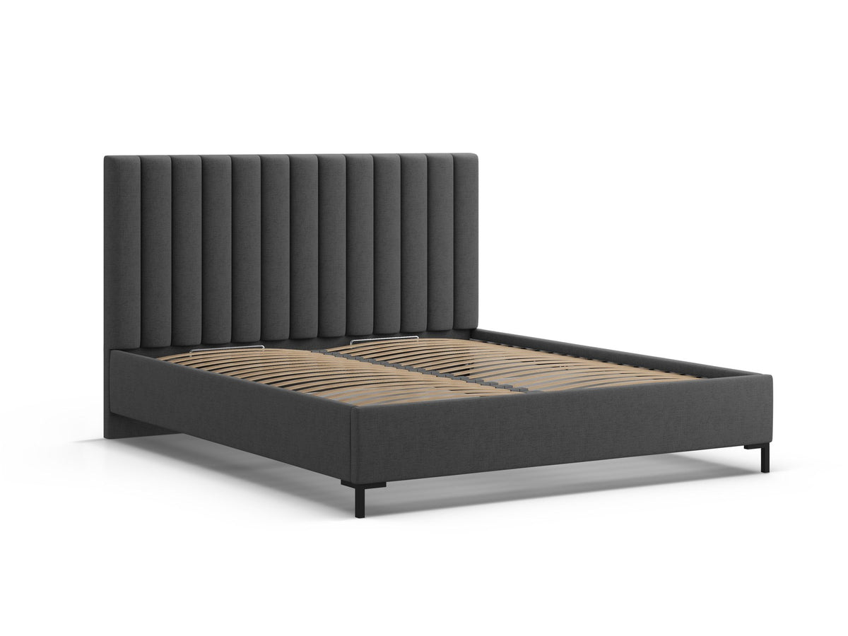 Flaschengrünes Boucle-Bett mit Stauraumkasten, gepolstertem Kopfteil und schwarzen Metallbeinen, Frontalansicht im Schlafzimmer.