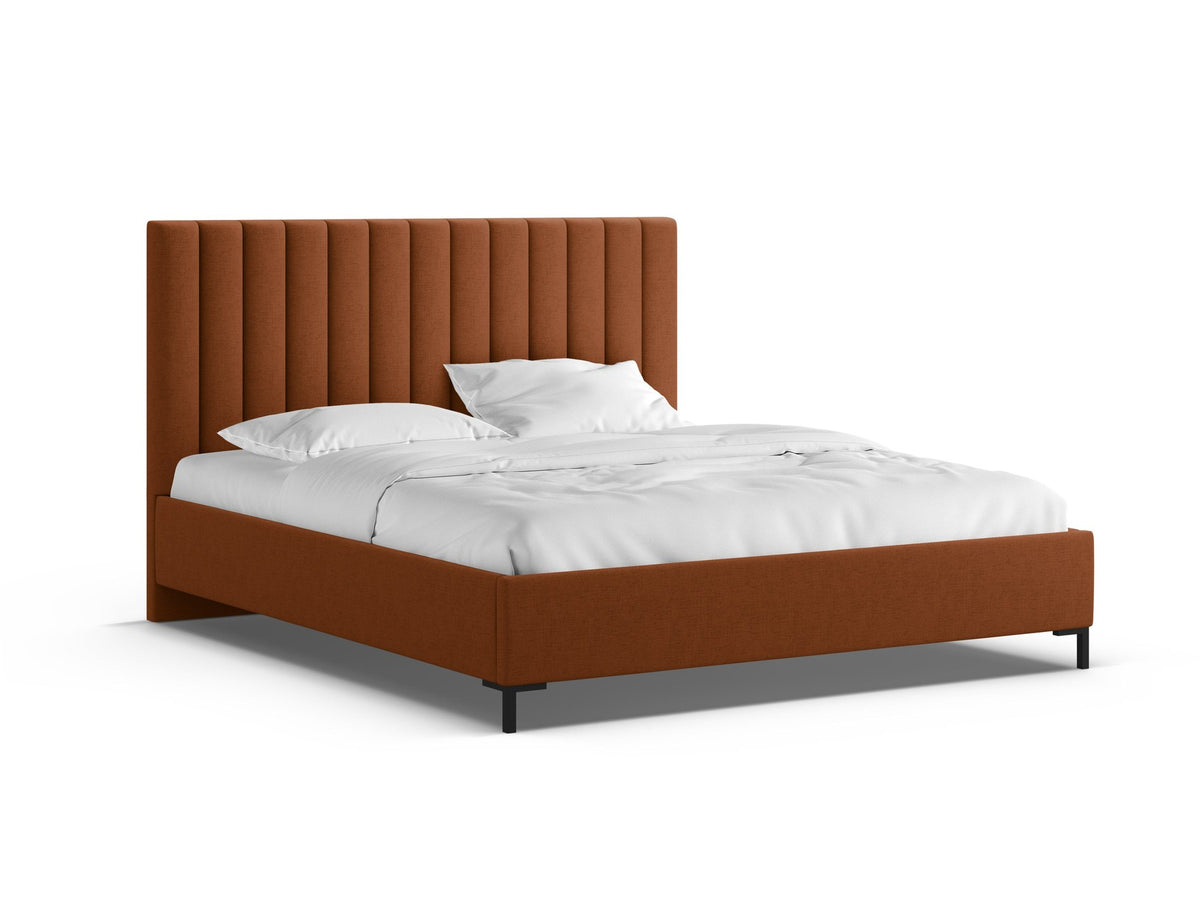 Flaschengrünes Boucle-Bett mit Stauraumkasten, gepolstertem Kopfteil und schwarzen Metallbeinen, Frontalansicht im Schlafzimmer.