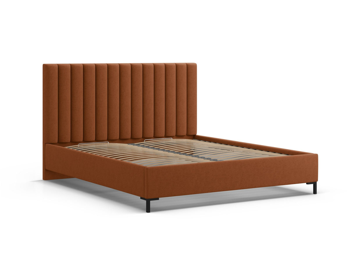 Flaschengrünes Boucle-Bett mit Stauraumkasten, gepolstertem Kopfteil und schwarzen Metallbeinen, Frontalansicht im Schlafzimmer.