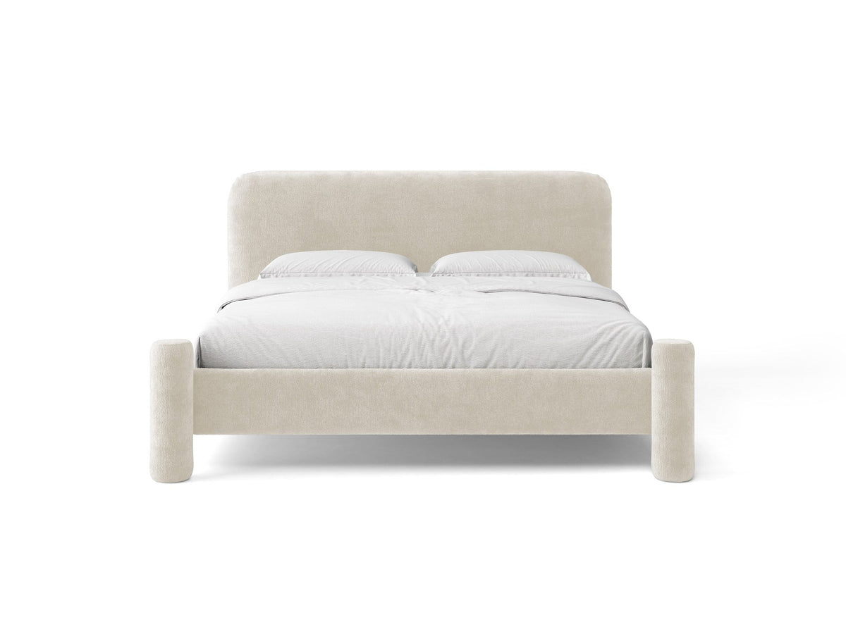 Foto des Vera Betts mit gepolstertem, abgerundetem Kopfteil in leichtem Beige, Chenille-Stoff, Holzbeinen und Doppelbett-Rahmen.