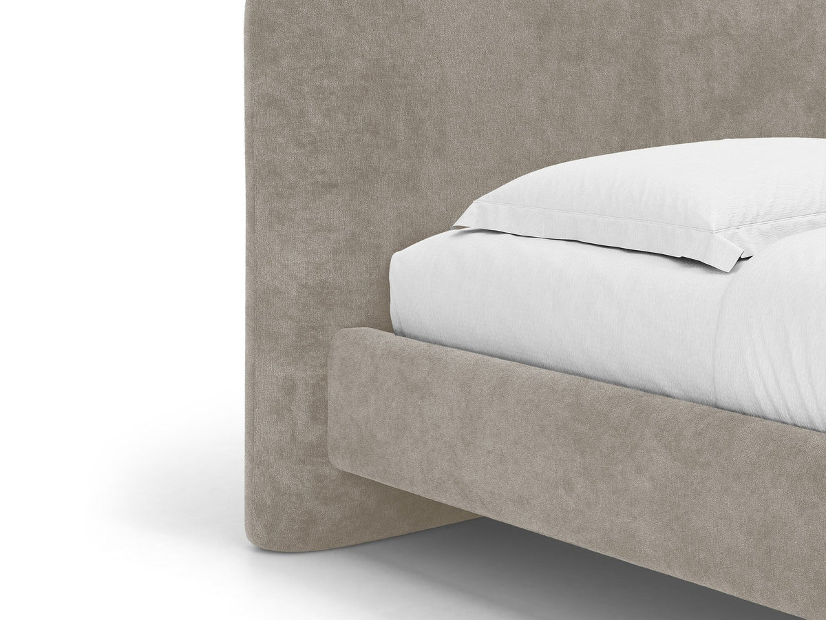 Foto des Vera Betts mit gepolstertem, abgerundetem Kopfteil in leichtem Beige, Chenille-Stoff, Holzbeinen und Doppelbett-Rahmen.