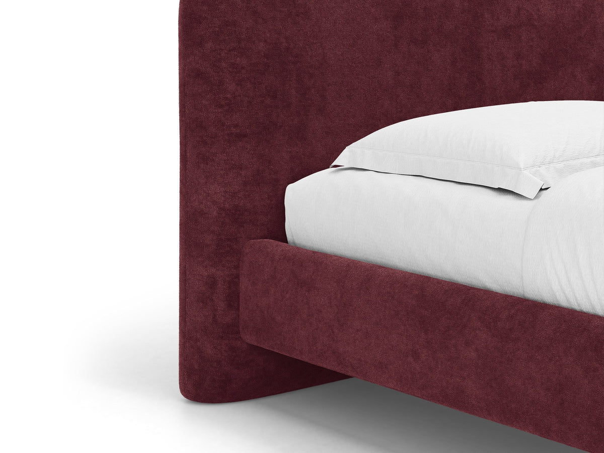 Foto des Vera Betts mit gepolstertem, abgerundetem Kopfteil in leichtem Beige, Chenille-Stoff, Holzbeinen und Doppelbett-Rahmen.