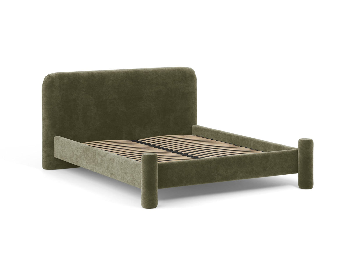 Foto des Vera Betts mit gepolstertem, abgerundetem Kopfteil in leichtem Beige, Chenille-Stoff, Holzbeinen und Doppelbett-Rahmen.
