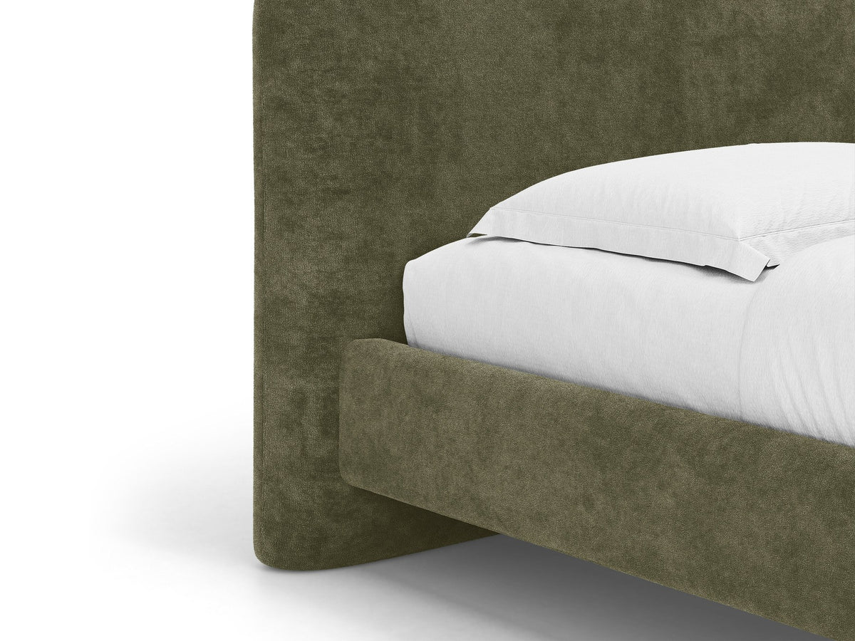 Foto des Vera Betts mit gepolstertem, abgerundetem Kopfteil in leichtem Beige, Chenille-Stoff, Holzbeinen und Doppelbett-Rahmen.