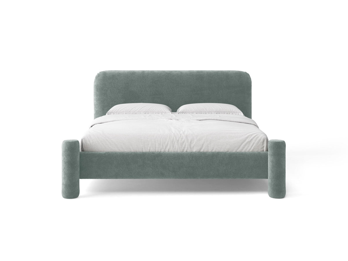 Foto des Vera Betts mit gepolstertem, abgerundetem Kopfteil in leichtem Beige, Chenille-Stoff, Holzbeinen und Doppelbett-Rahmen.