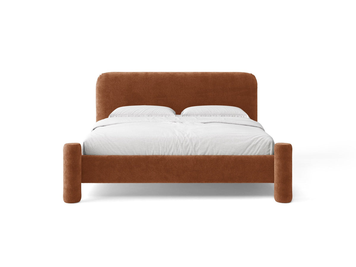 Foto des Vera Betts mit gepolstertem, abgerundetem Kopfteil in leichtem Beige, Chenille-Stoff, Holzbeinen und Doppelbett-Rahmen.