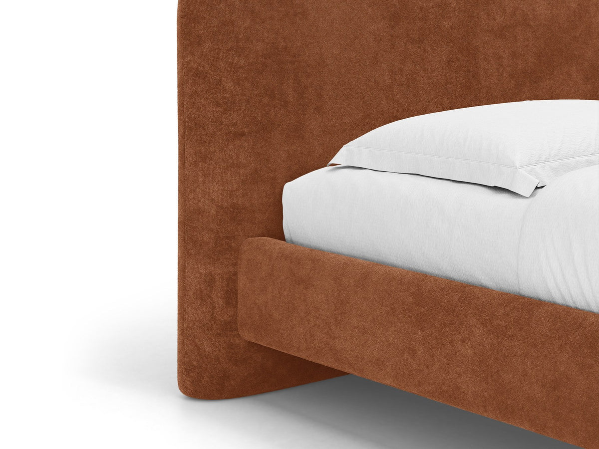 Foto des Vera Betts mit gepolstertem, abgerundetem Kopfteil in leichtem Beige, Chenille-Stoff, Holzbeinen und Doppelbett-Rahmen.