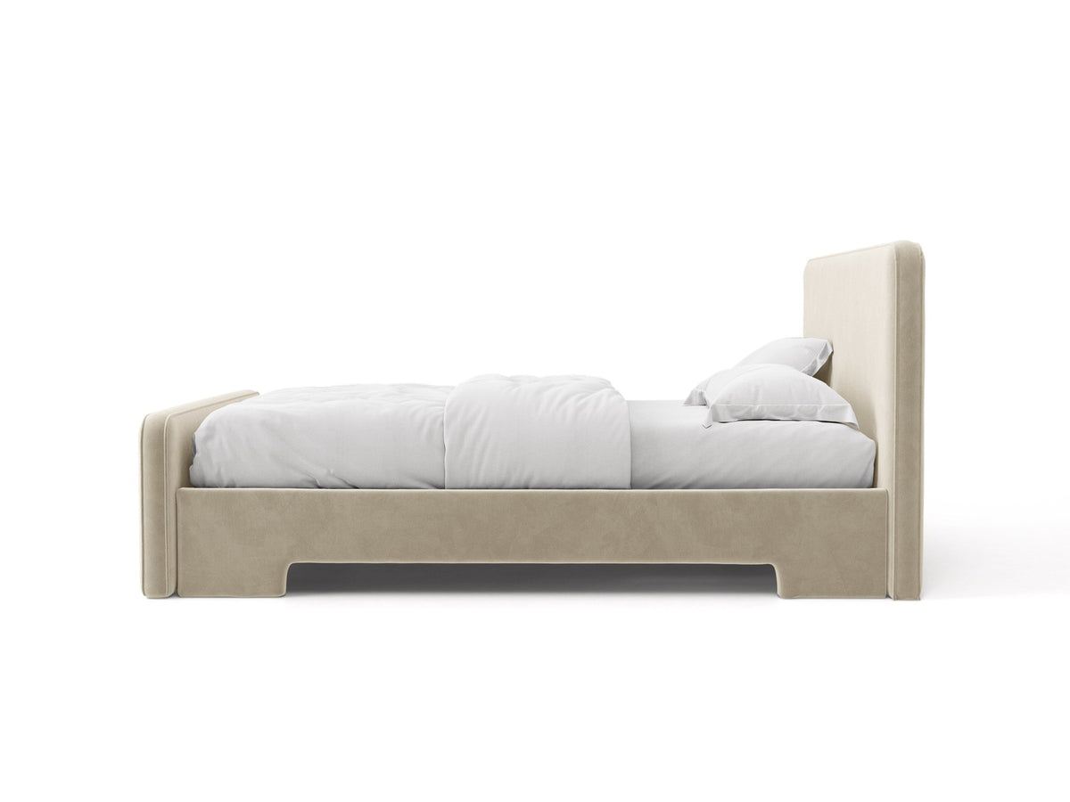 Gepolstertes Eda Bett mit Kopfteil in Beige, Stoffbezug Bjorn, schwarze Kunststoffbeine, schmaler Rahmen, Frontalansicht im Schlafzimmer.