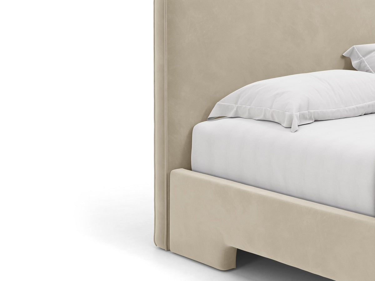 Gepolstertes Eda Bett mit Kopfteil in Beige, Stoffbezug Bjorn, schwarze Kunststoffbeine, schmaler Rahmen, Frontalansicht im Schlafzimmer.