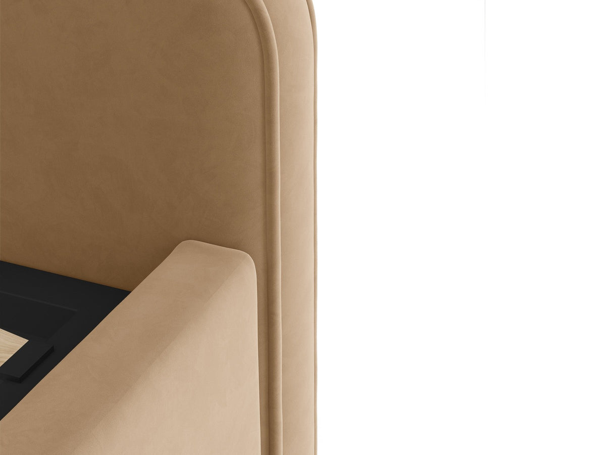 Gepolstertes Eda Bett mit Kopfteil in Beige, Stoffbezug Bjorn, schwarze Kunststoffbeine, schmaler Rahmen, Frontalansicht im Schlafzimmer.