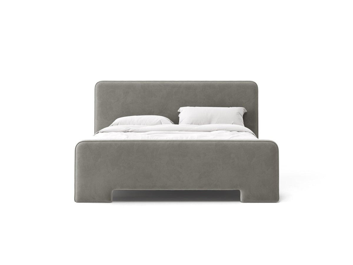 Gepolstertes Eda Bett mit Kopfteil in Beige, Stoffbezug Bjorn, schwarze Kunststoffbeine, schmaler Rahmen, Frontalansicht im Schlafzimmer.