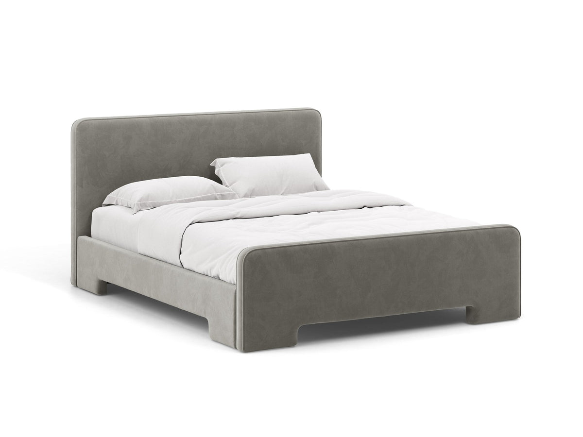 Gepolstertes Eda Bett mit Kopfteil in Beige, Stoffbezug Bjorn, schwarze Kunststoffbeine, schmaler Rahmen, Frontalansicht im Schlafzimmer.
