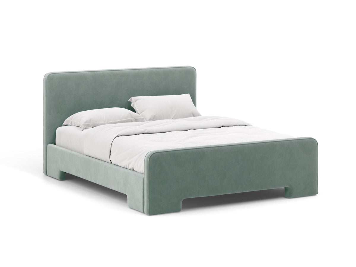 Gepolstertes Eda Bett mit Kopfteil in Beige, Stoffbezug Bjorn, schwarze Kunststoffbeine, schmaler Rahmen, Frontalansicht im Schlafzimmer.