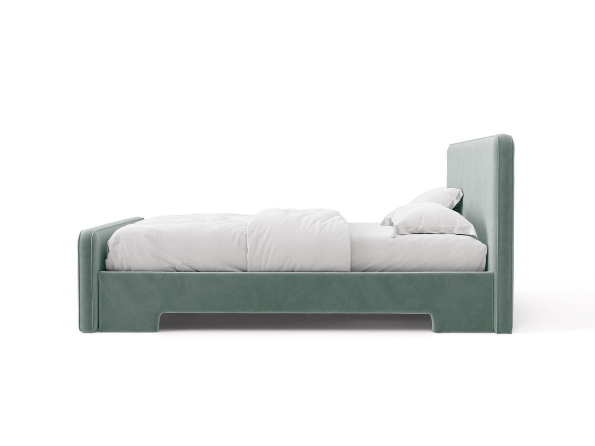 Gepolstertes Eda Bett mit Kopfteil in Beige, Stoffbezug Bjorn, schwarze Kunststoffbeine, schmaler Rahmen, Frontalansicht im Schlafzimmer.
